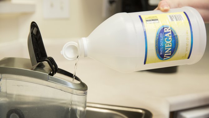 Descaling a Keurig with white vinegar